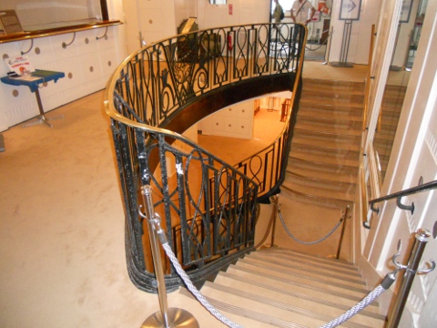 �ꓙ�q���̊K�i